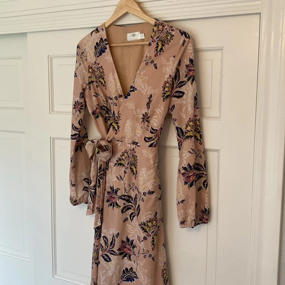 Long sleeve Maxi dress with beautiful floral pattern. - Picture 3 of 5